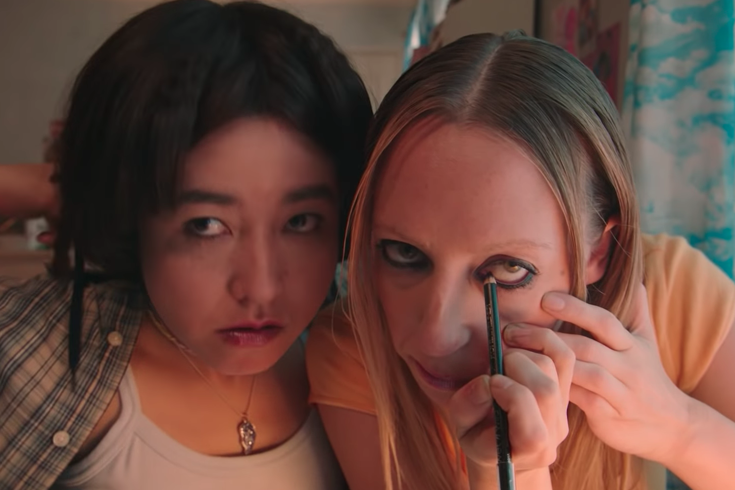 Review Pen15 Show Absolutely Nails What It S Like To Reflect On